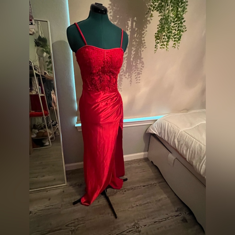 Red gorgeous glam gown, size 5, fits large chest thanks to corset backing.